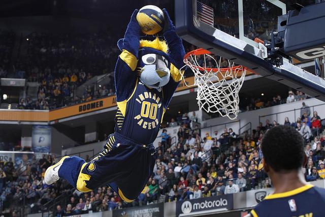 周琦5投2中仅得10分 罚球三不沾登上微博热搜