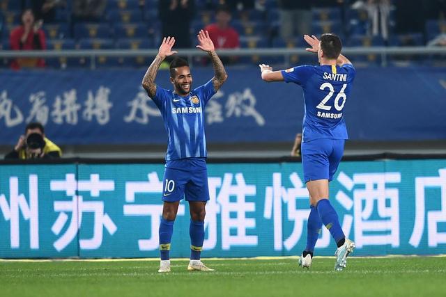 林加德社媒晒怀抱女儿照片：节日快乐